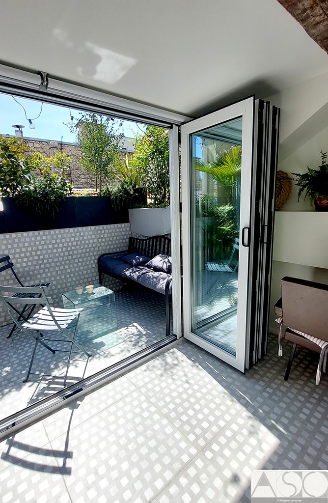 Après travaux — Création d'une terrasse tropézienne dans un appartement à Paris